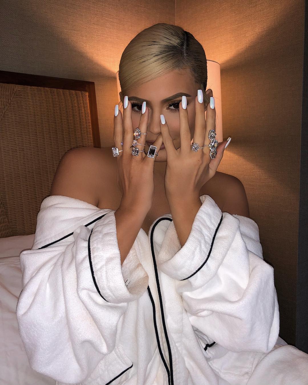 Kylie Jenner wears a white dress and shows her beautiful rings and nails with a white manicure. Influential Nail Art Celebrities