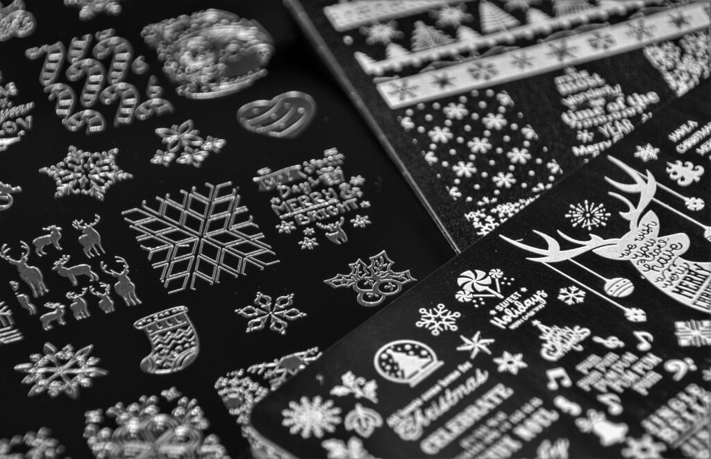 plates-with-christmas-themed-models-for-gel-nail-s-2023