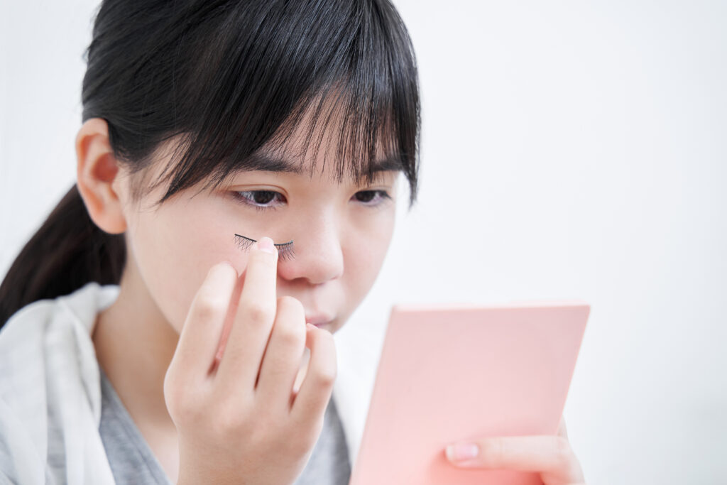 Japanese Junior High School Girls Who Wear False Eyelashes
