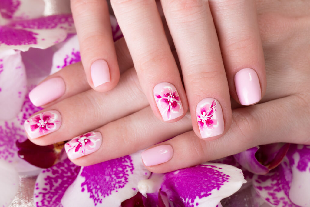 Dainty Flowers nails. DIY nails. Easy nail design. home nail design.