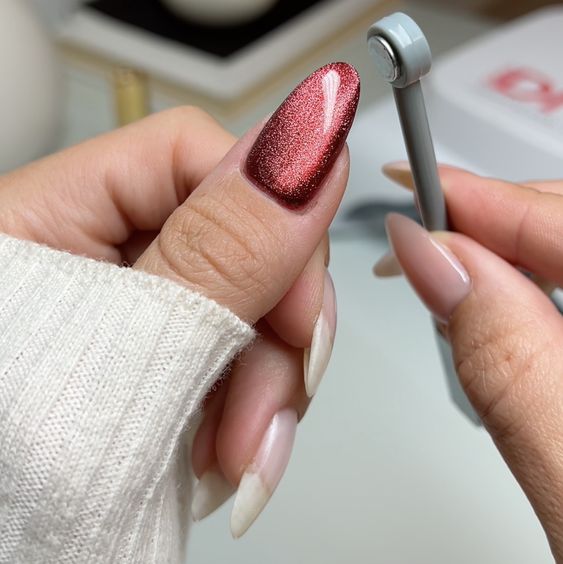 Perfecting the Cat Eye: How to Master the Cat-Eye Effect with Precision. Applying Cat-Eye Effect for nails. red manicure