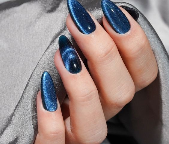 Perfecting the Cat Eye: How to Master the Cat-Eye Effect with Precision. blue manicure