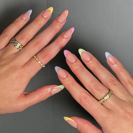 Short Round Press on Nails Oval Fake Nails Glossy Glue on Nails Colorful French Tip Acrylic Nails Summer Artificial Nails Rainbow Edge Stick on False Nails with Design