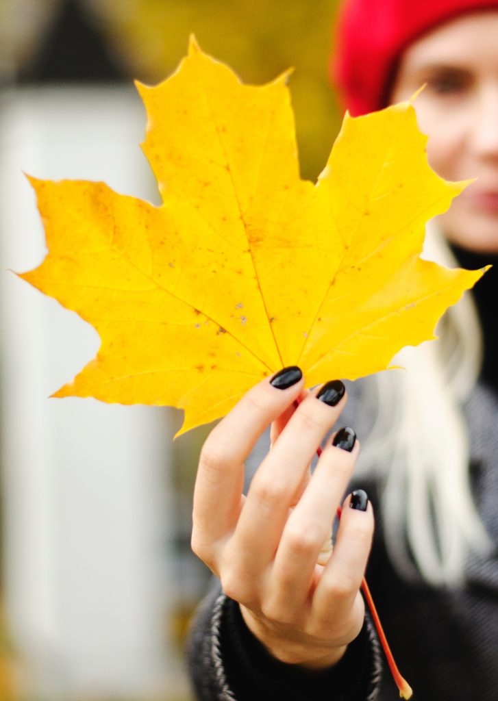 2024 Fall Nail Trends. autumn nails. fall nails. fall 2024 nails. autumn leaves. red manicure. fall red manicure. cold weather.