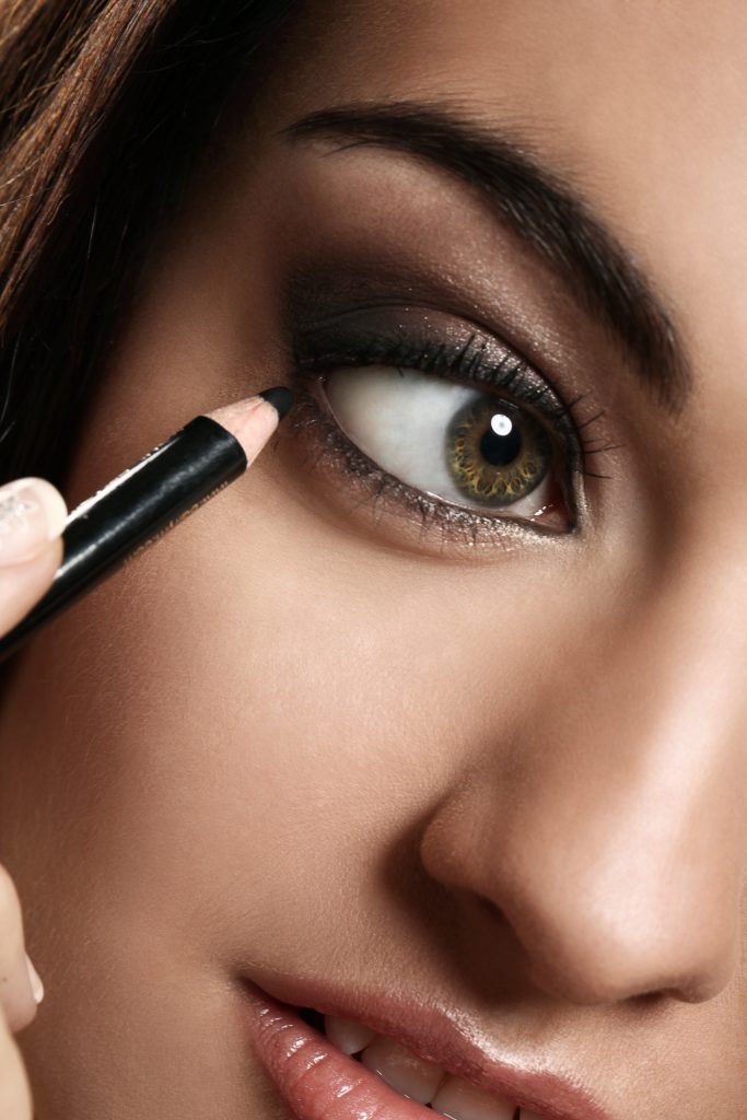 Pencil Eyeliner: Soft & Beginner-Friendly.